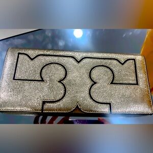 TB metallic champagne color clutch in mint condition. Like new! Stylish!!